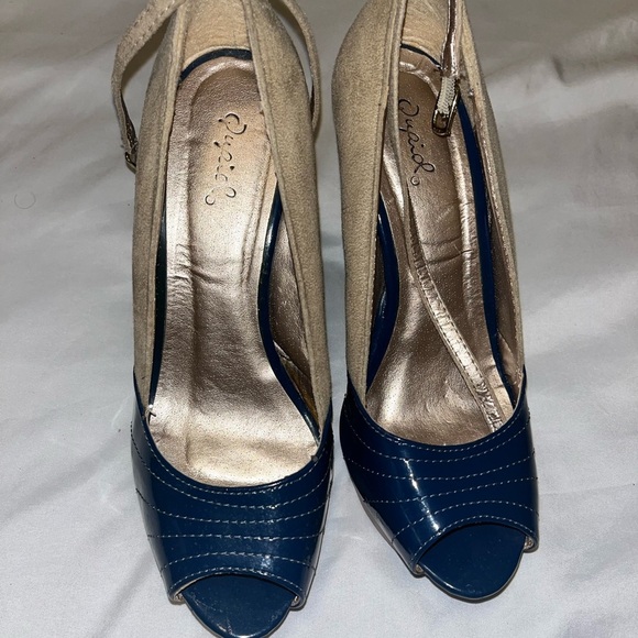 Elegant Blue and Tan Peep-Toe Heels with Textured Finish - Picture 1 of 2